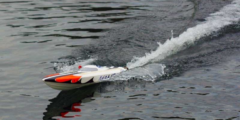 MHZ Powerboats Mamba Mono Rennboot -Modell in weiß/orange Auf see