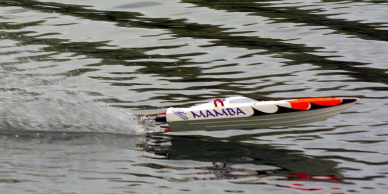 MHZ Powerboats Mamba Mono Rennboot -Modell in Action nur Propeller im Wasser