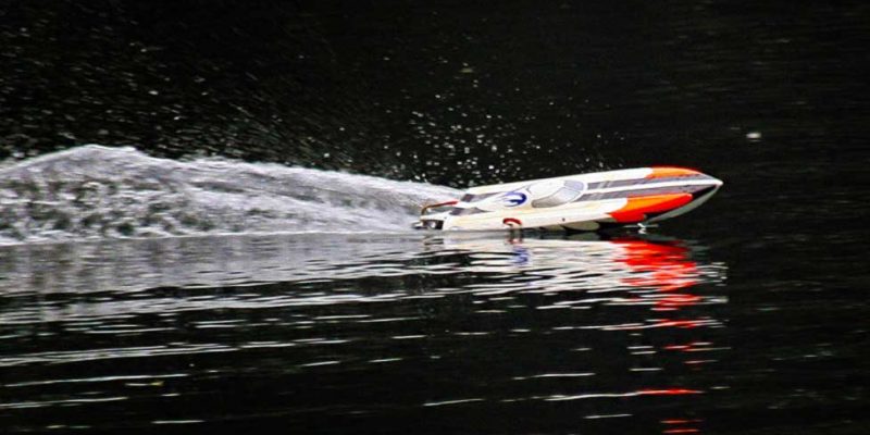 MHZ Powerboats Mamba Mono Rennboot -Modell in weiß/orange Auf see in Rechtskurve