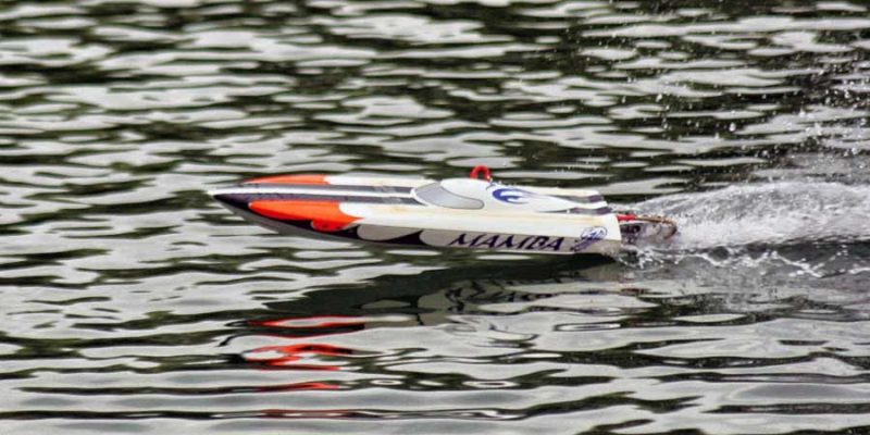 MHZ Powerboats Mamba Mono Rennboot -Modell in weiß/orange auf See in Gleitfahrt