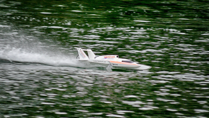 MHZ Powerboats Miss Exide in Action auf See