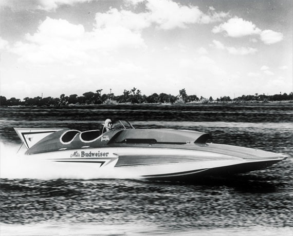 shwarz weiß Bild des ersten Miss Budweiser Hydroplanes Anfang der sechziger Jahre